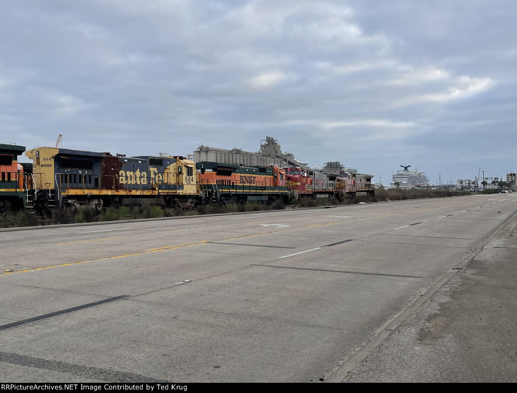 BNSF 584, 573, 557 & 889